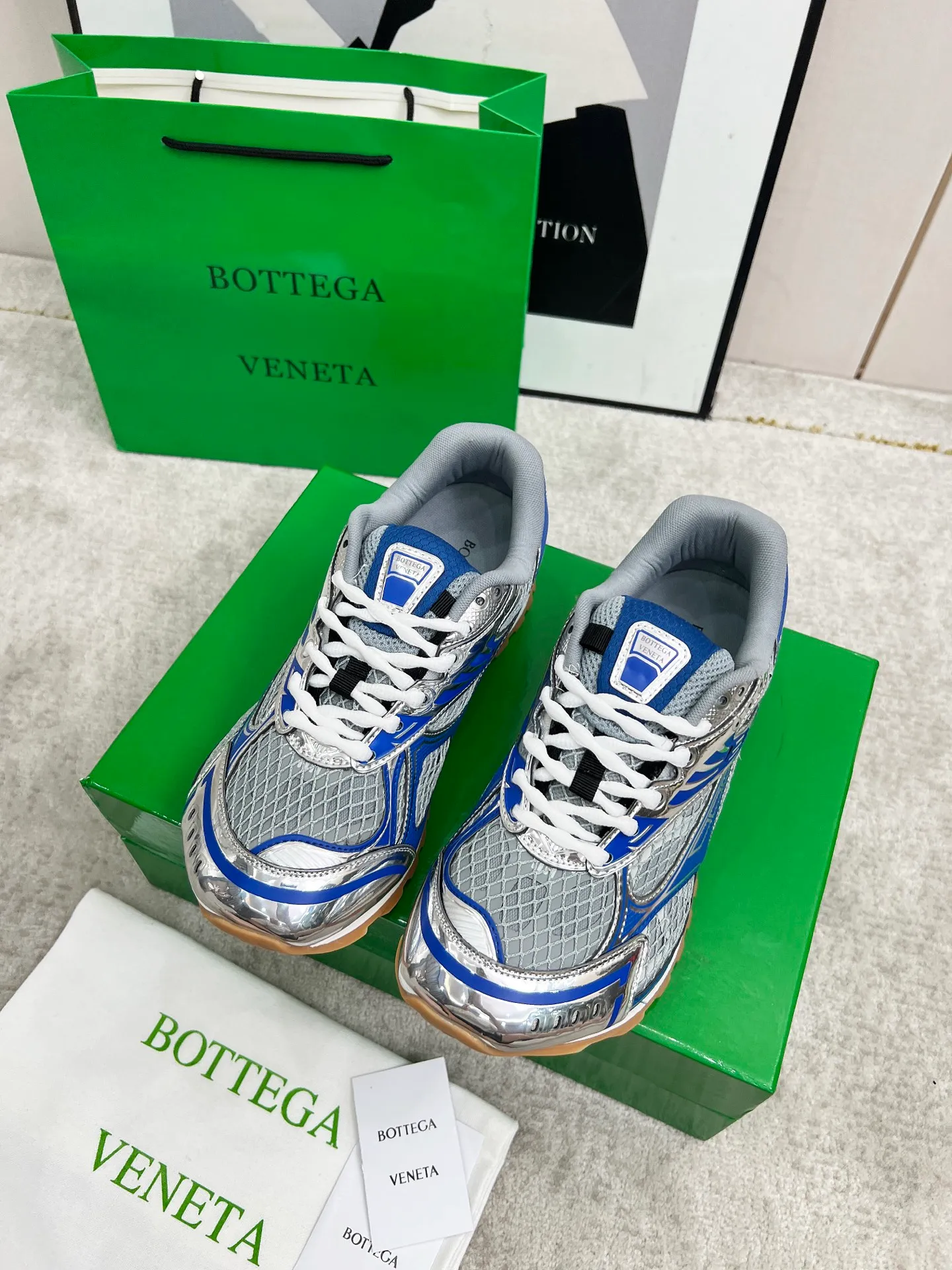 P540. Top version (couples model) Bottega Veneta Bottega Veneta 23ss autumn and winter show BV Orbit sneakers Wang Yibo's same style couples casual shoes dad shoes! Runner sneakers! Original purchase and development!  Made of original lightweight technical mesh fabric, the same as the original version! The process is complicated!  Paired with a rubber outsole designed with a geometric pattern, the high version of the Wang Zha series is actually much taller, but the legs still look slim. Very nice. Durable and playable, standard and version-matching shoe package technology, look for high-end versions. The original outsole is exclusively molded, and the color-blocked TPU outsole is used. The material and weight are the same as the original!  Size: #Female 35-41 (40 and 41 customized sizes are non-refundable) Male 39-45 (45 size customized are non-returnable and exchangeable)